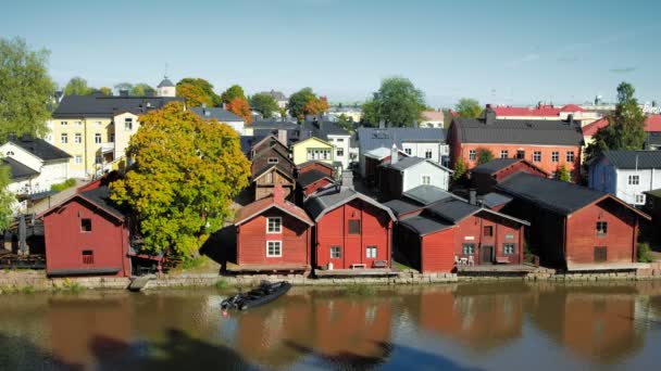 Старые деревянные красные дома в старом городе Порвоо, Финляндия — стоковое видео