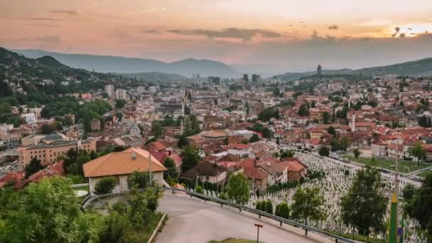 Coucher de soleil 4K Time lapse Vue de la ville de Sarajevo depuis la forteresse jaune, BIH — Video
