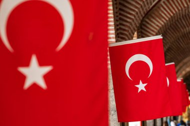 Duvarda çok sayıda Türk Bayrağı