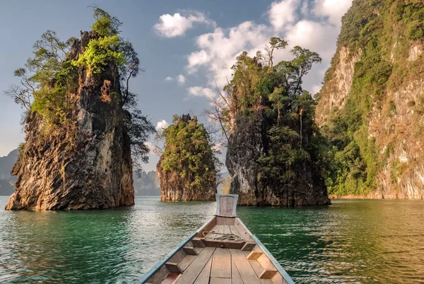 Ξύλινο thai longtail σκάφος στη λίμνη Cheow Lan στο Khao Sok National Park, Ταϊλάνδη — Φωτογραφία Αρχείου