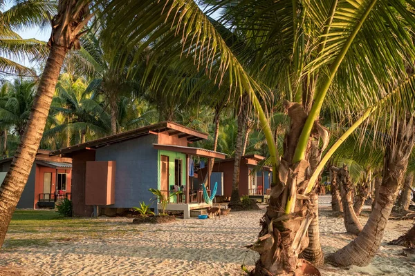 Bella casa sulla spiaggia tropicale in Thailandia — Foto Stock