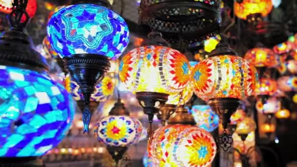 Variety of colorful turkey glass lamps for sale in Istanbul, Turkey. — Stok video