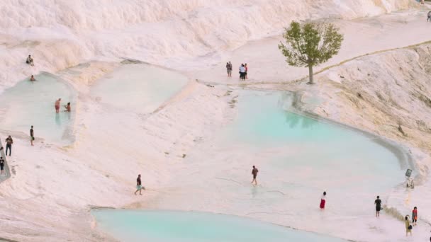 Pemandangan indah dengan Travertines teras saat matahari terbenam di Pamukkale, Turki — Stok Video