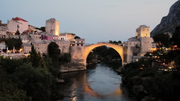 Stari La mayoría del puente en el crepúsculo en el casco antiguo de Mostar, BIH — Vídeos de Stock