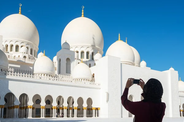 Τουριστική γυναίκα λήψη φωτογραφιών στο κινητό τηλέφωνο του Sheikh Zayed Μεγάλο Τζαμί στο Άμπου Ντάμπι, Uae — Φωτογραφία Αρχείου
