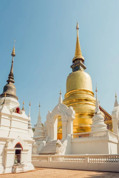 Zlatá stúpa v chrámu Wat Suan Dok v Chiang Mai, Thajsko — Stock fotografie