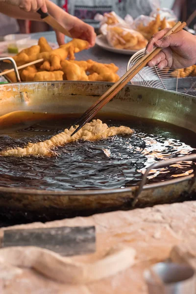 Chef cozinhar bastões de massa frita profunda - tradicional tailandês comida de rua sobremesa — Fotografia de Stock