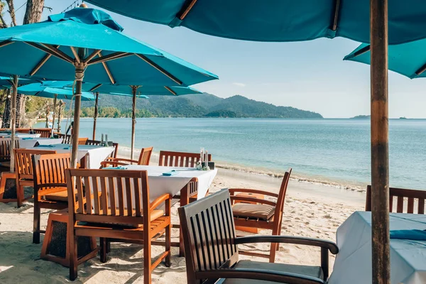 Romantiskt utomhus strandcafé på den tropiska ön i Thailand — Stockfoto