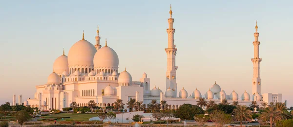 Panorama da Grande Mesquita do Xeque Zayed em Abu Dhabi, Emirados Árabes Unidos — Fotografia de Stock