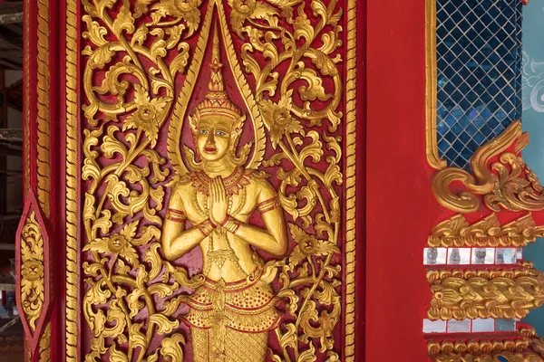 Gouden snijwerk decoratie op de Boeddhistische tempel in Thailand — Stockfoto