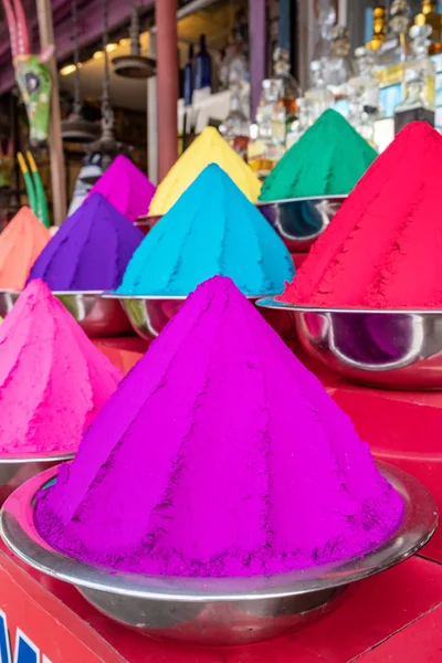 Pieux colorés de colorants en poudre en Inde — Photo