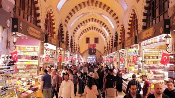 Folk shopping inde i den egyptiske krydderi basar i Istanbul – Stock-video