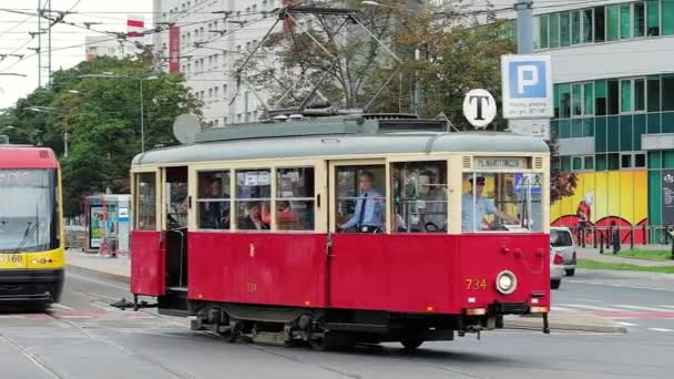 Stará retro tramvaj a nová moderní polská tramvaj ve Varšavě — Stock video