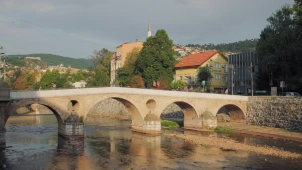 Most Łaciński na rzece Miljacka w Sarajewie, BIH — Wideo stockowe