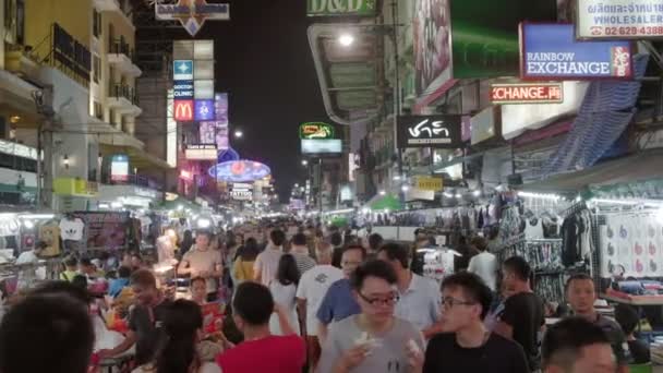 Любители пеших прогулок на улице Кхао Сан Роуд в Бангкоке, Таиланд — стоковое видео