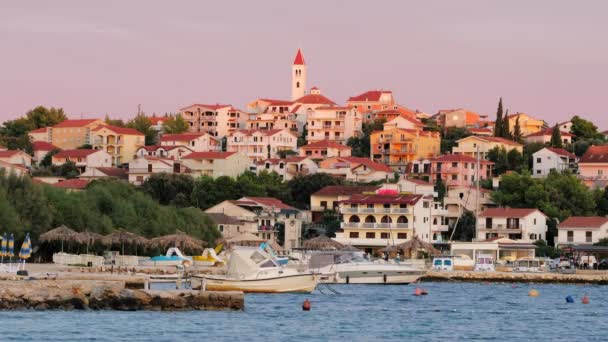 Pequena cidade croata Seget Donji perto da cidade de Trogir ao pôr do sol, Croácia — Vídeo de Stock