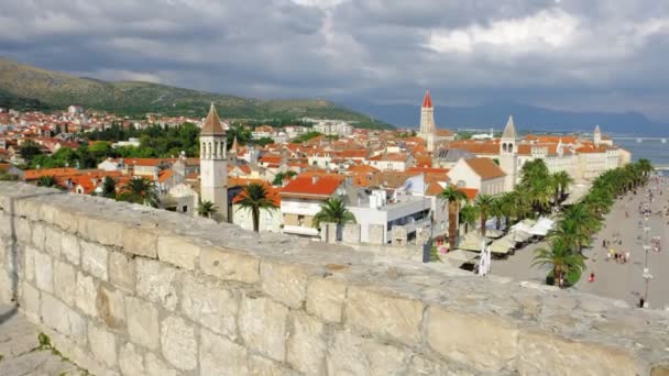 Όμορφη θέα της παλιάς πόλης Trogir σε ηλιόλουστη μέρα, Αδριατική θάλασσα, Κροατία — Αρχείο Βίντεο