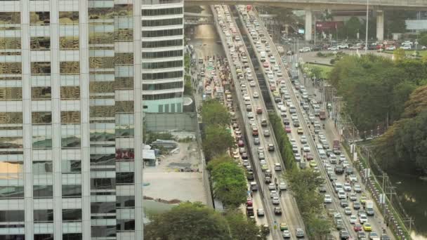 Nahaufnahme von oben auf einen Stau in Bangkok, Thailand — Stockvideo