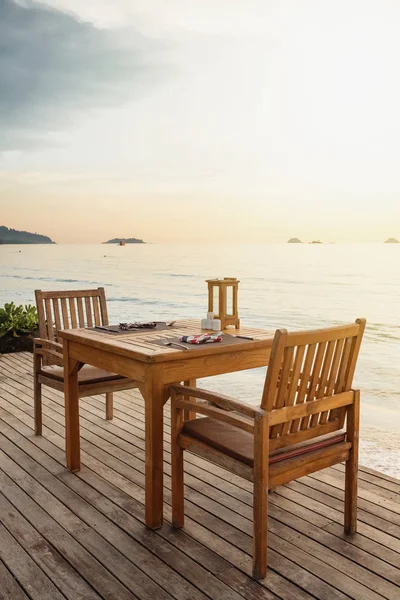 Bar sulla spiaggia all'aperto al tramonto sull'isola tropicale — Foto Stock