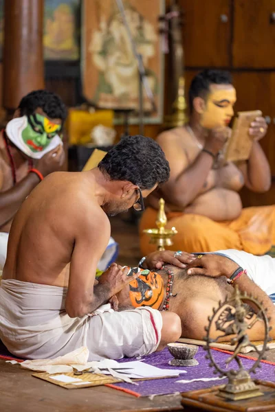 An unidentified artists do make up before traditional Kathakali theater — Stok fotoğraf