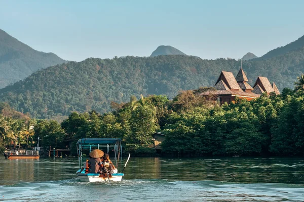 เรือที่มีนักท่องเที่ยวที่ไม่ระบุตัวตน ไปที่รีสอร์ทหรูบนเกาะช้าง ประเทศไทย — ภาพถ่ายสต็อก