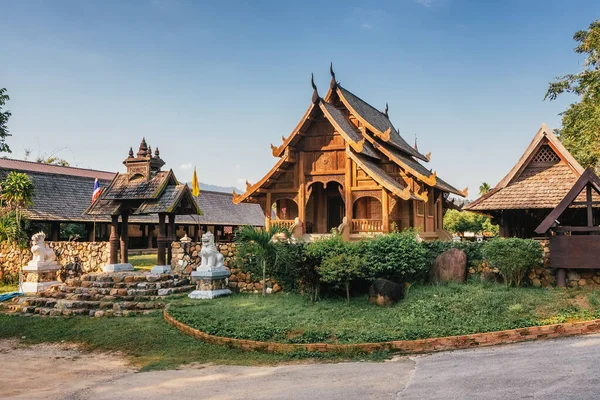 Wat Khuang Kom thai lanna träbuddisttempel i Lampang, Thailand. — Stockfoto