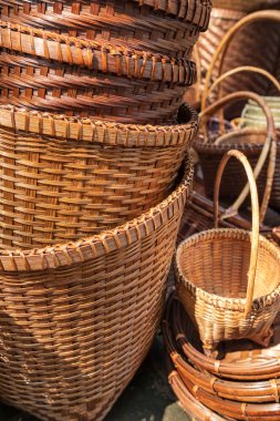 El işi dükkanında farklı Hint kumaşı dokuma malzemeleri.