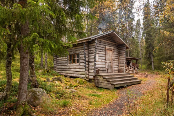 Tradiční dřevěná bouda v národním parku Oulanka, Finsko — Stock fotografie