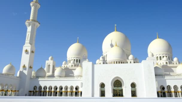 Panning tiro da Grande Mesquita em Abu Dhabi, Emirados Árabes Unidos — Vídeo de Stock