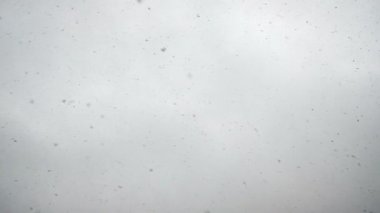 Ağır çekimde kar yağıyor