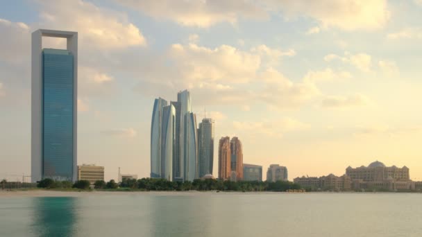 Abu Dhabi cityscape at sunset, OAE — стокове відео