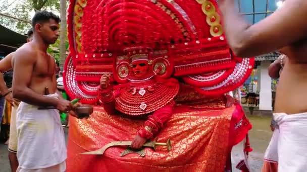 Theyyam tampil selama festival kuil di Kerala, India — Stok Video