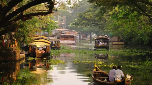 Kerala Backwaters Landschaft mit traditionellen Hausbooten bei Sonnenuntergang — Stockvideo