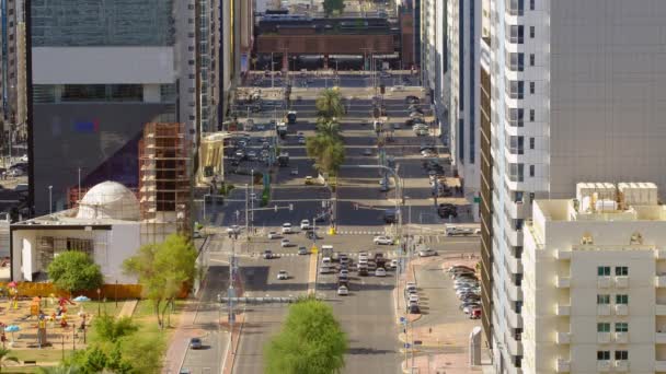 Abu Dhabi vista de la calle desde arriba, Emiratos Árabes Unidos . — Vídeos de Stock