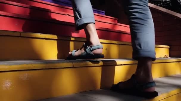 Caminhando em escadas coloridas do arco-íris famosas em Istambul, Turquia — Vídeo de Stock