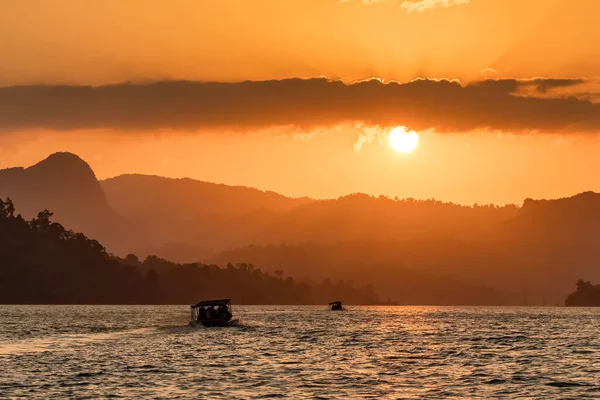 Bellissimo paesaggio del lago Cheow Lan nel parco nazionale Khao Sok al tramonto — Foto Stock