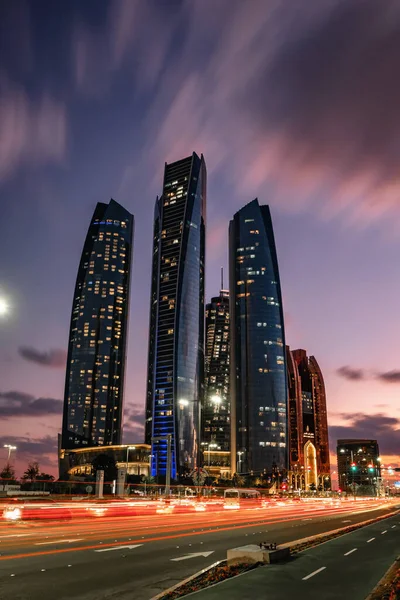 Arranha-céus modernos em Abu Dhabi à noite, Emirados Árabes Unidos — Fotografia de Stock