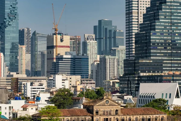 Bangkok skyline and business skyscrapers at Chaopraya river — Stock Photo, Image