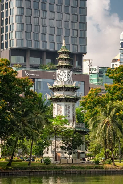 Torre del reloj en el parque Lumpini en Bangkok, Tailandia —  Fotos de Stock