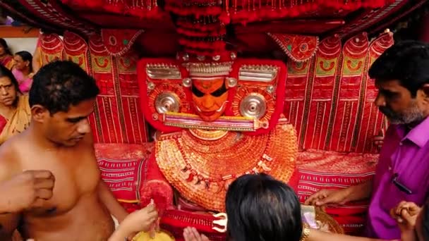 Theyyam optreden tijdens tempel festival in Kerala, India — Stockvideo