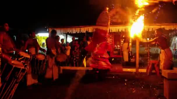 Theyyam se apresentam com fogo durante o festival do templo em Kerala, Índia — Vídeo de Stock