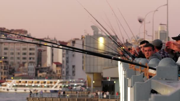 Pescadores turcos no identificados en el puente de Galata en el crepúsculo en Estambul, Turquía — Vídeos de Stock