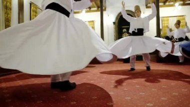 Semazen töreni. Türkiye 'de Sufi dönen dervişler dans ediyor