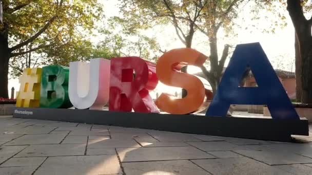 Kleurrijke grote letters met hashtag bord in de stad Bursa. — Stockvideo