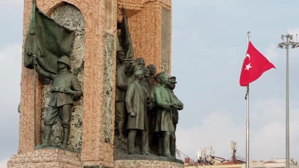 Το Μνημείο της Δημοκρατίας στην πλατεία Ταξίμ στην Κωνσταντινούπολη — Αρχείο Βίντεο
