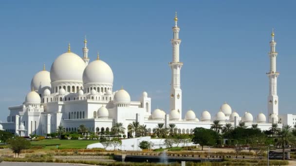 Grand Mosque ad Abu Dhabi al crepuscolo, Emirati Arabi Uniti . — Video Stock