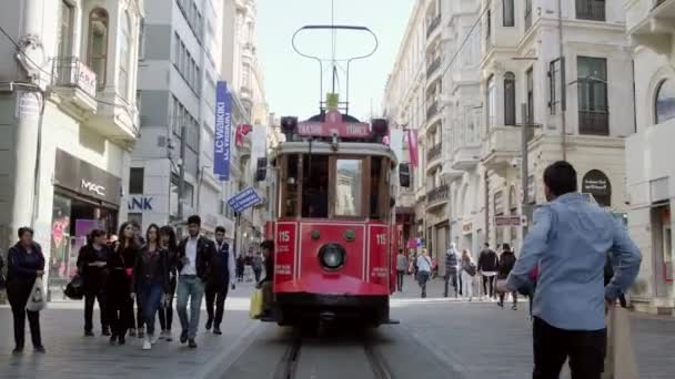 Retro-Straßenbahn auf der Istiklal Straße in Istanbul, Türkei — Stockvideo