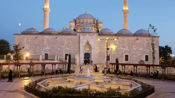 在土耳其伊斯坦布尔黄昏时分，苏丹Mehmed Ii清真寺的慢速垂直盘 — 图库视频影像