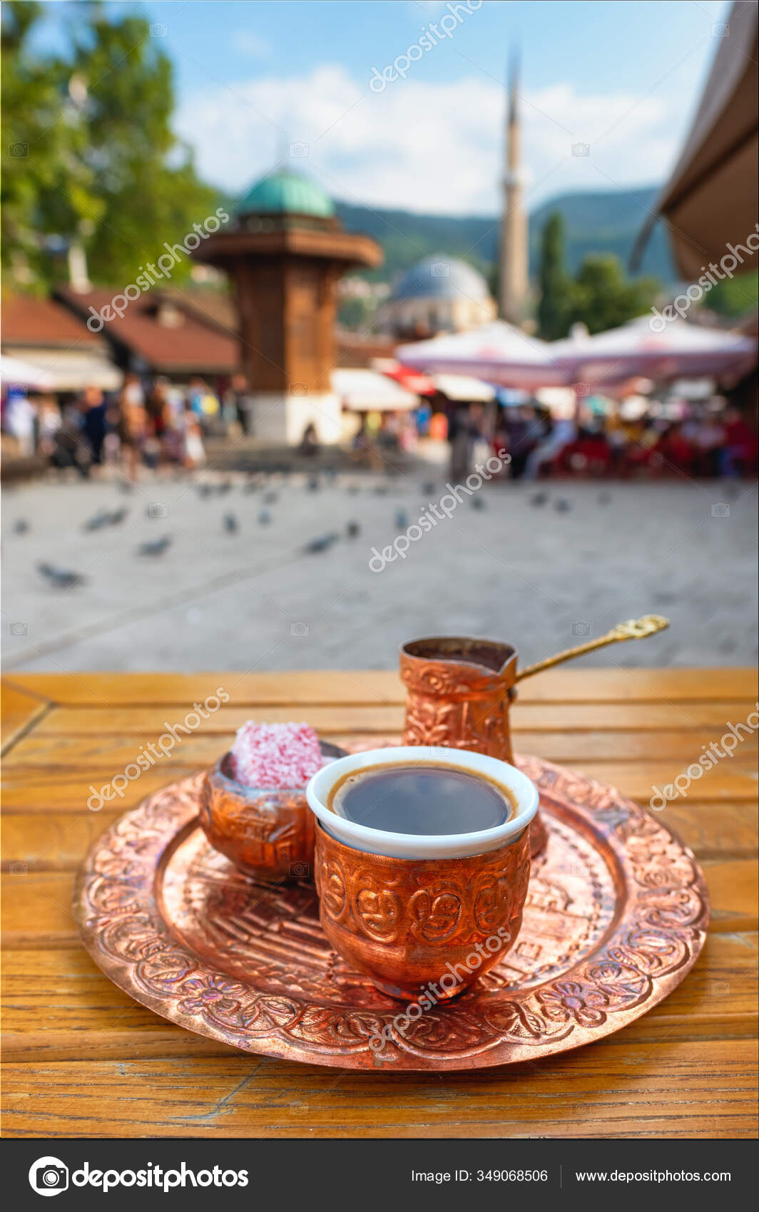 Café bosnien noir traditionnel sur la place Bascarsija dans la