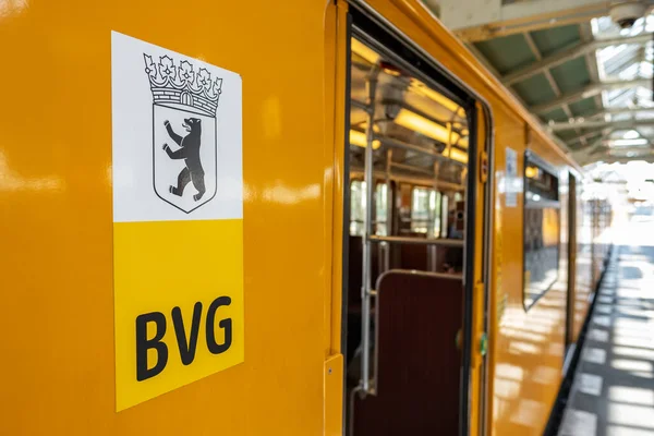 BVG Berlin logo firmy transportowej zbliżenie na żółty pociąg w Berlinie, Niemcy — Zdjęcie stockowe